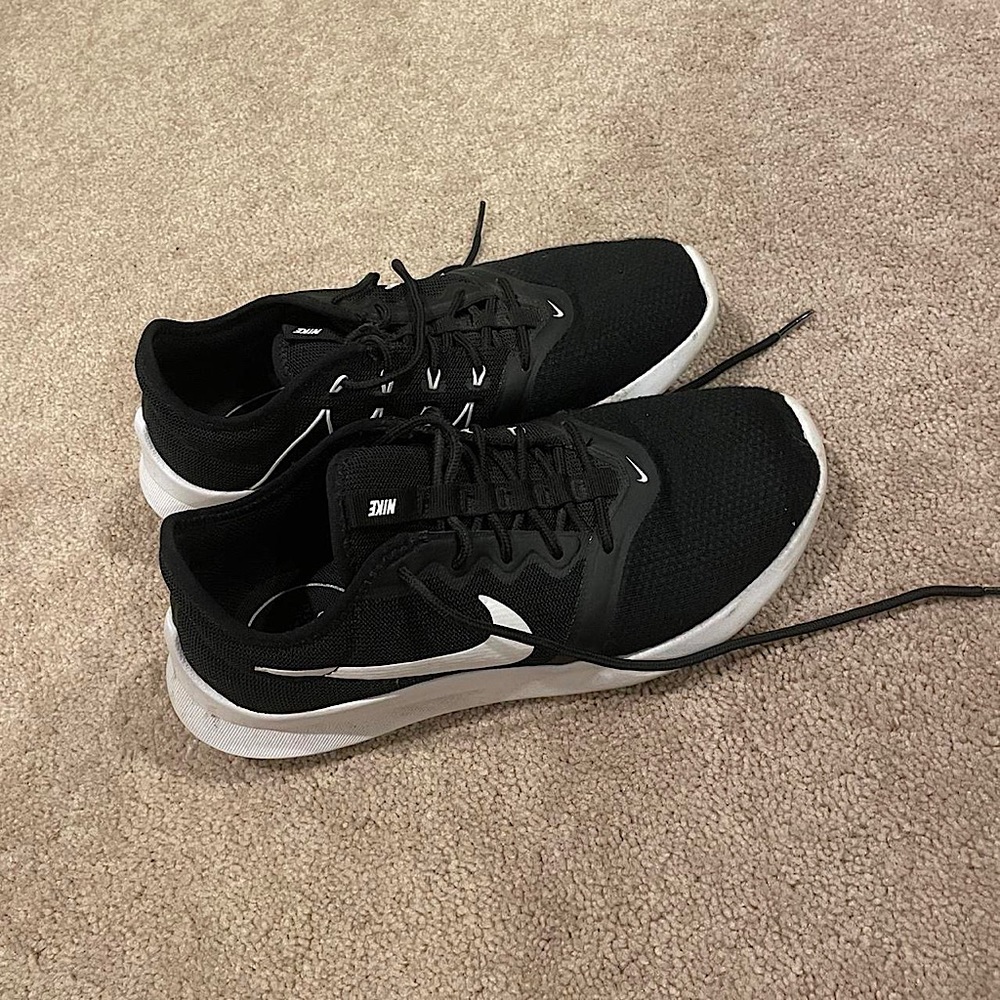 Women’s size 7 black Nike running shoes